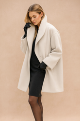 Elegant oversize women's winter coat with a wide collar 0