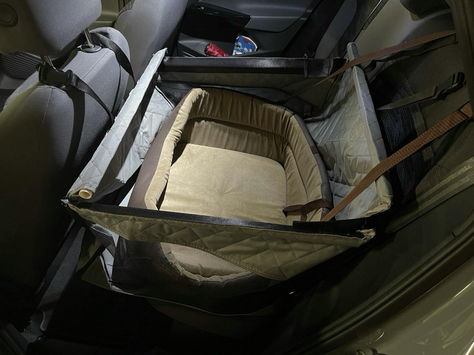 Dog seat for the back seat of the car – Comfortable single seat for pets 2