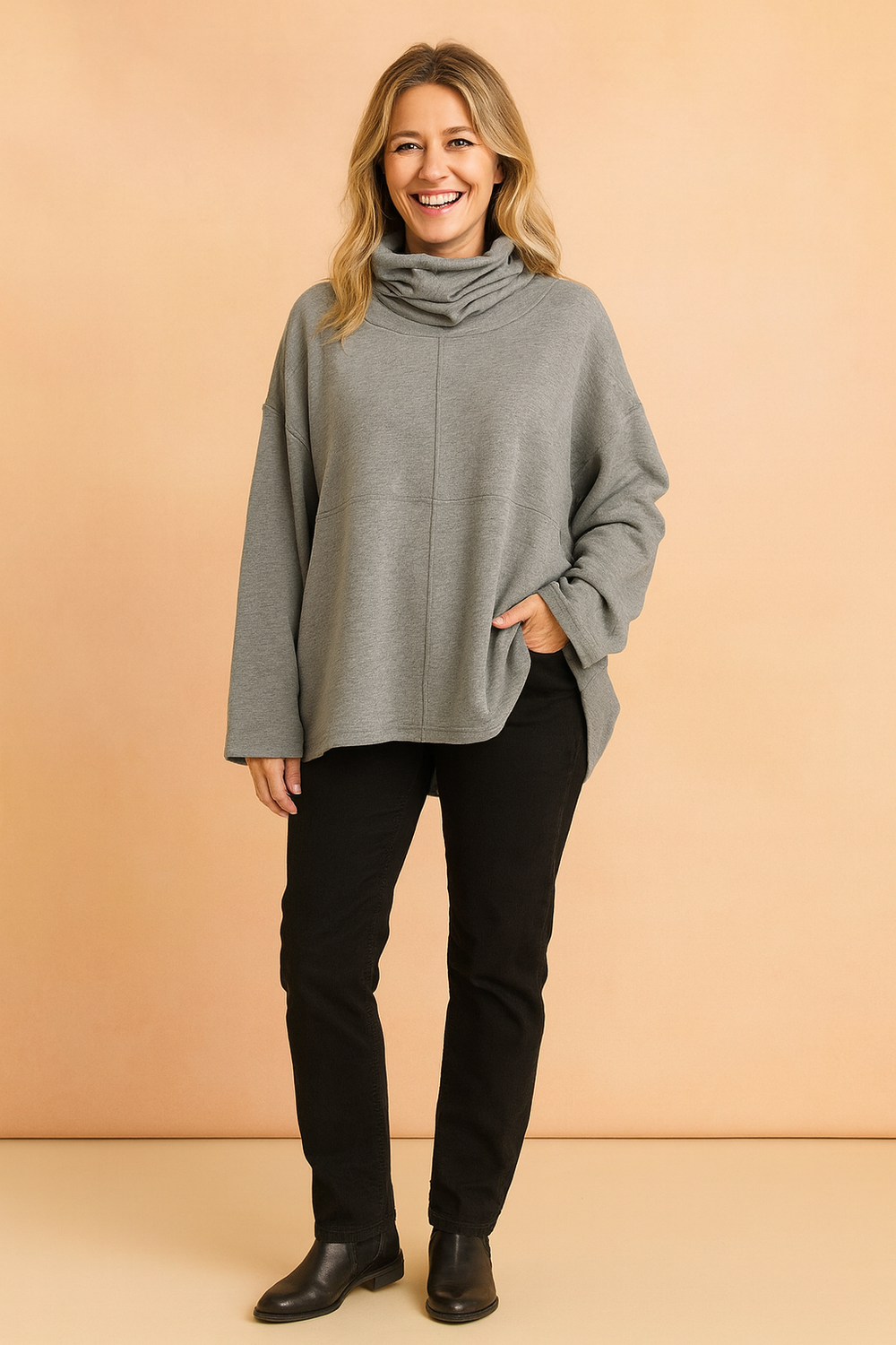 Ella | Oversized with a pronounced seam and a loose fit 1