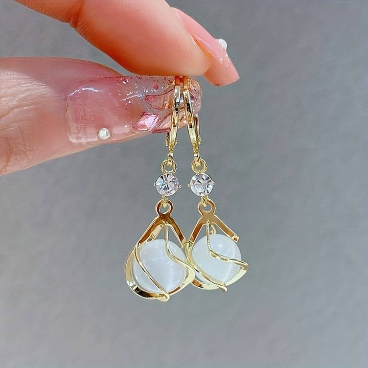 Gold Earrings with White Opal – Elegant Jewelry for Every Occasion 1
