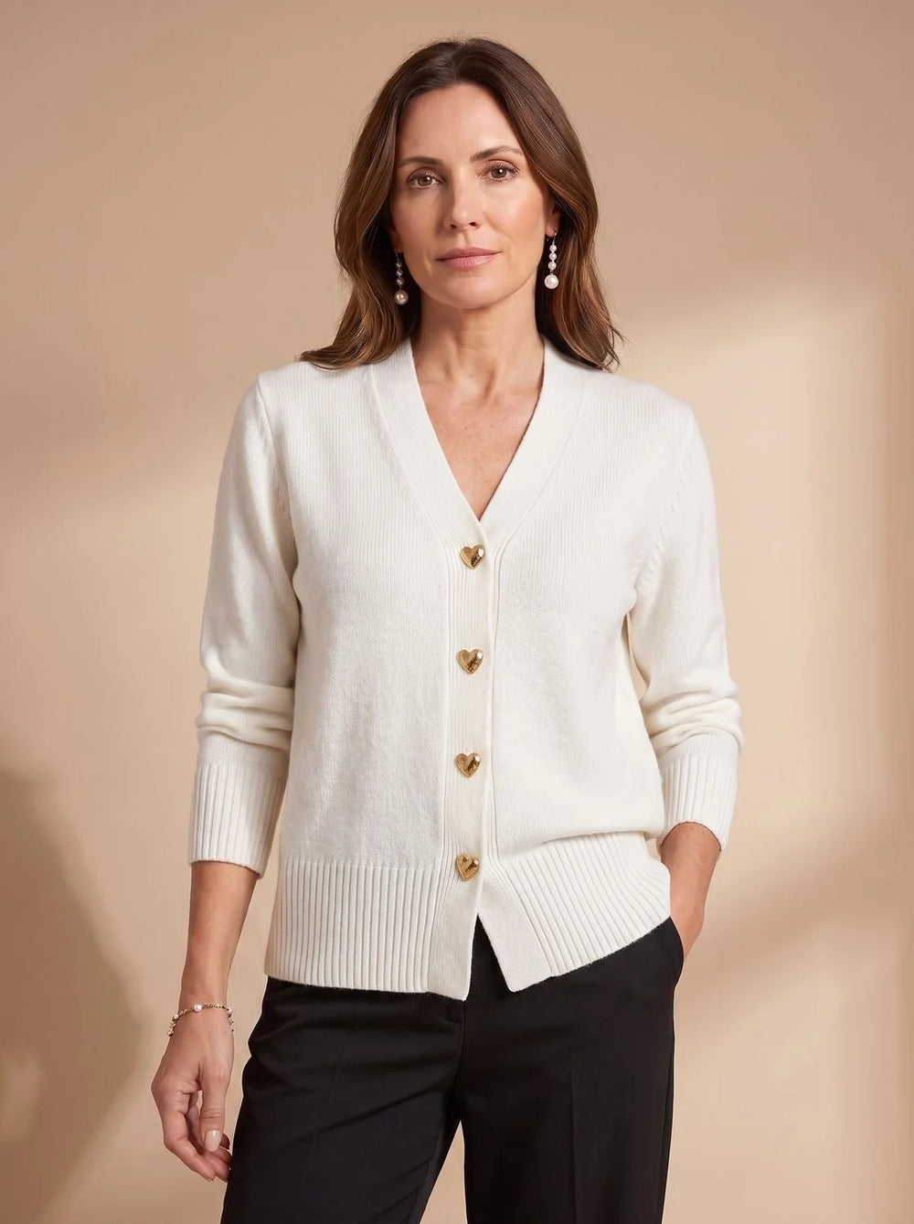 Katharina | Damen Strickjacke V-Ausschnitt Langarm Cardigan Goldene Herz-Knöpfe 1