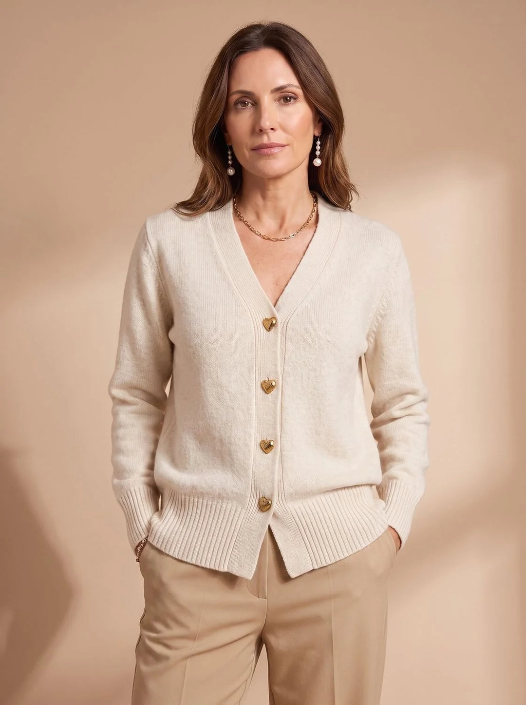 Katharina | Damen Strickjacke V-Ausschnitt Langarm Cardigan Goldene Herz-Knöpfe 3
