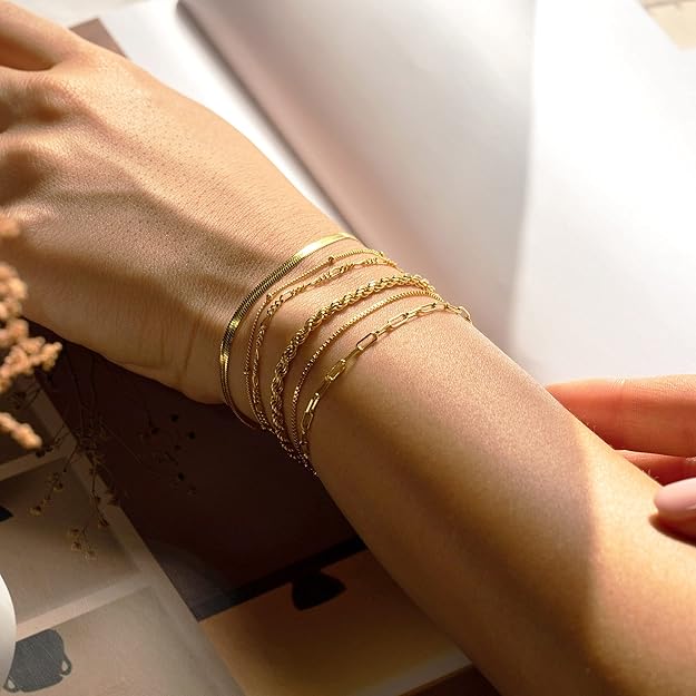 Set of Women's Gold Bracelets - Elegant Jewelry for Everyday and Special Occasions 1
