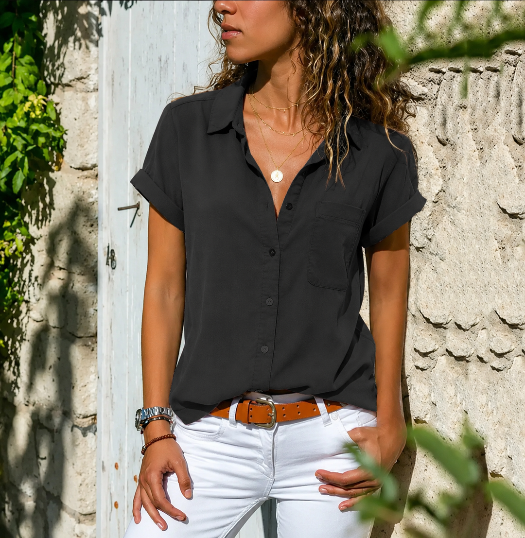Blouse pour femmes, manches courtes boutonnée avec coupe structurée et poches avant pour un style sans effort