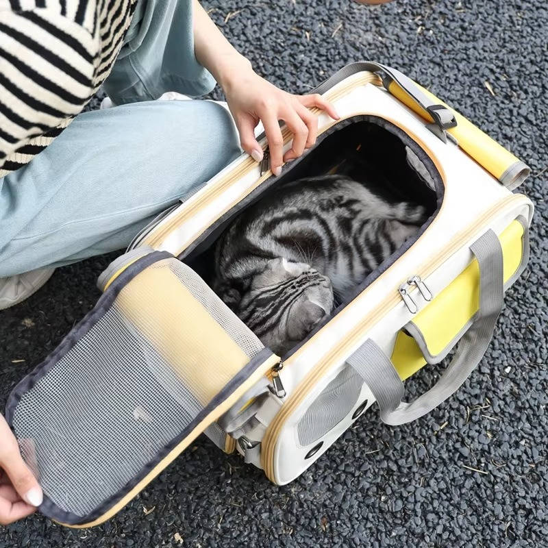 Travel carrier for cats and small dogs 3