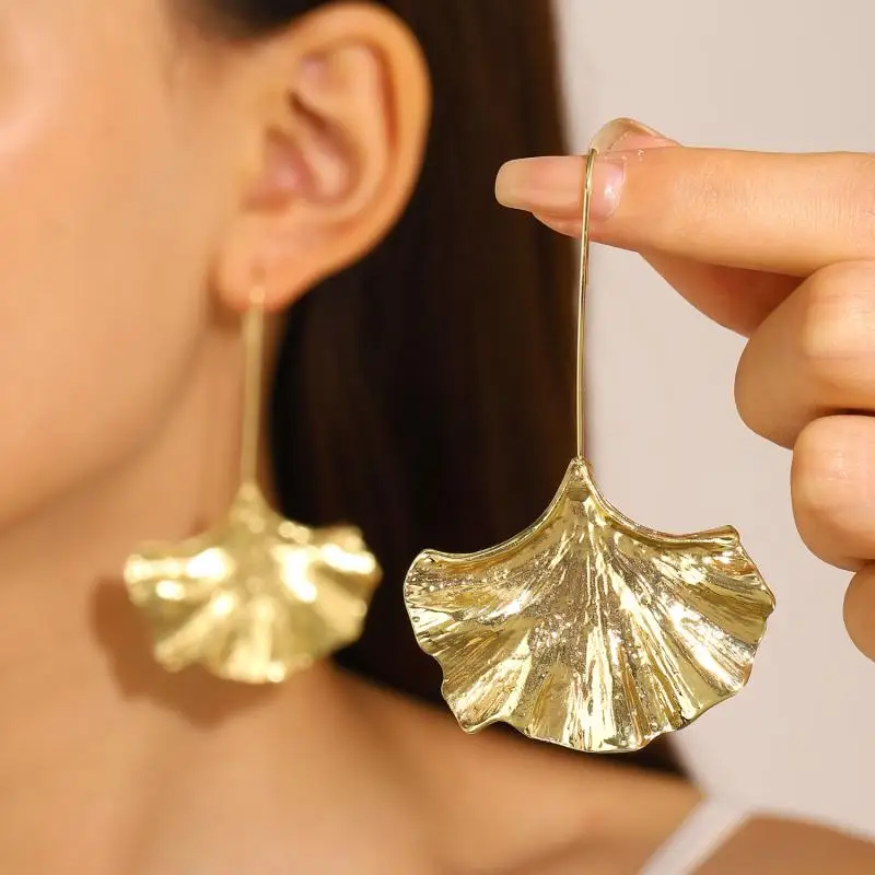 Vintage Gold Earrings with Petals - Elegant Vintage Stud Jewelry 0