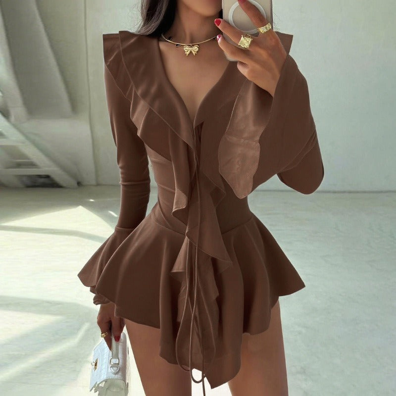 Robe noire élégante pour femmes avec détails à volants et col en V, parfaite pour les fêtes et les sorties nocturnes