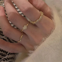 Gold Ring with Diamond in an Elegant Style - The Perfect Engagement Ring